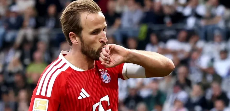 Jugador de Bayern Múnich besando su mano durante el partido