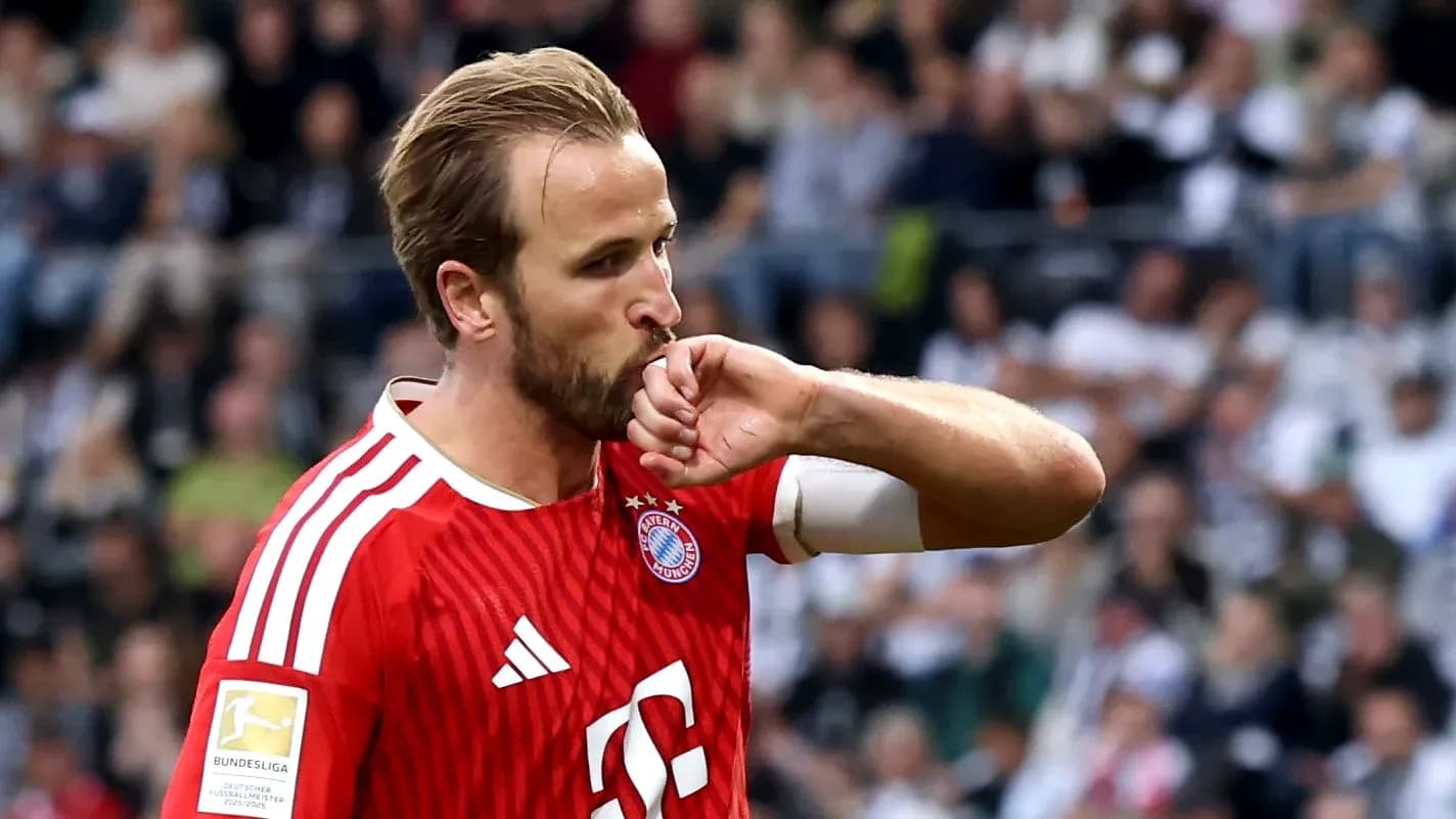 Jugador de Bayern Múnich besando su mano durante el partido