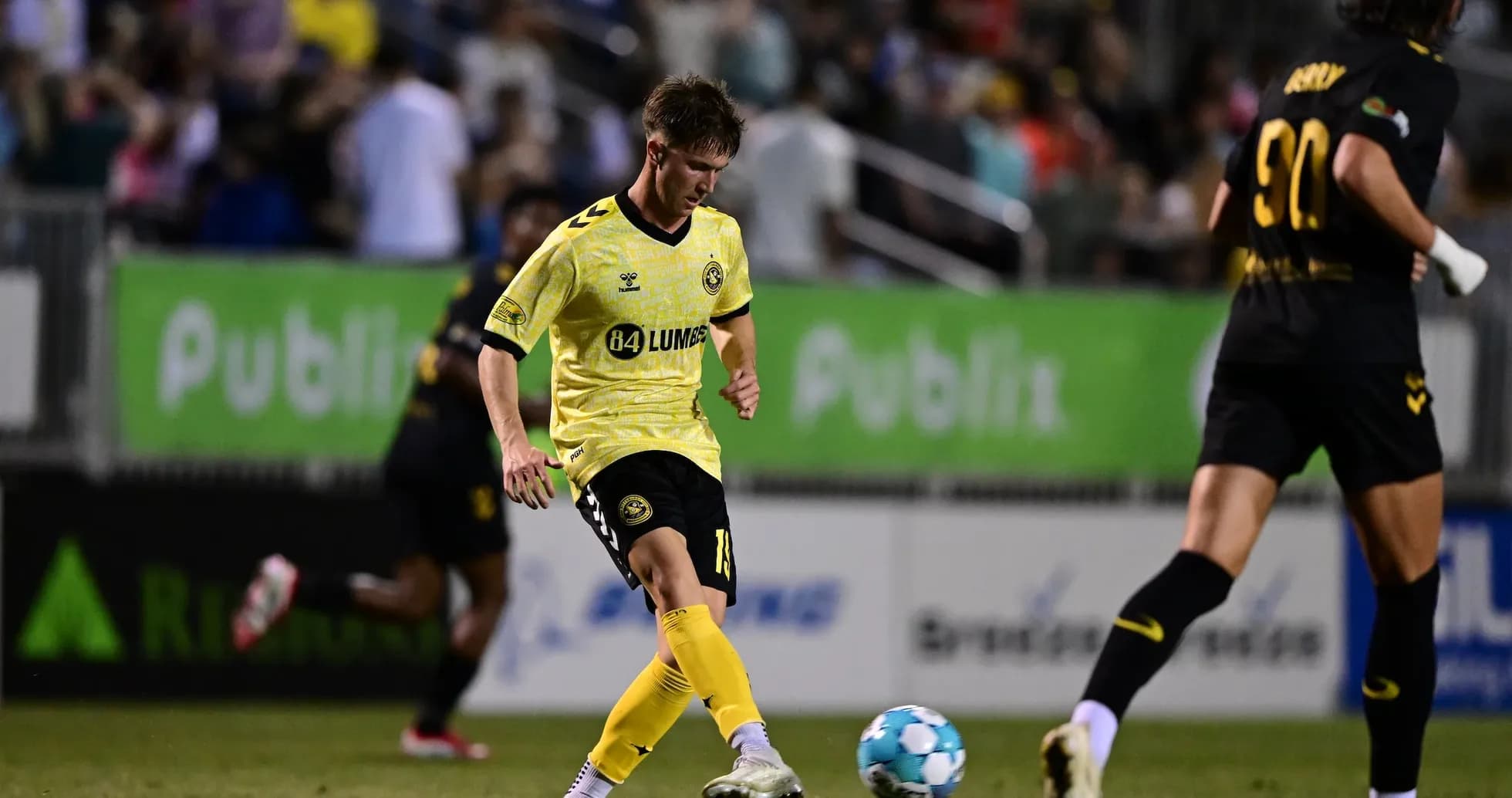 Jugador del Charleston Battery controlando el balón