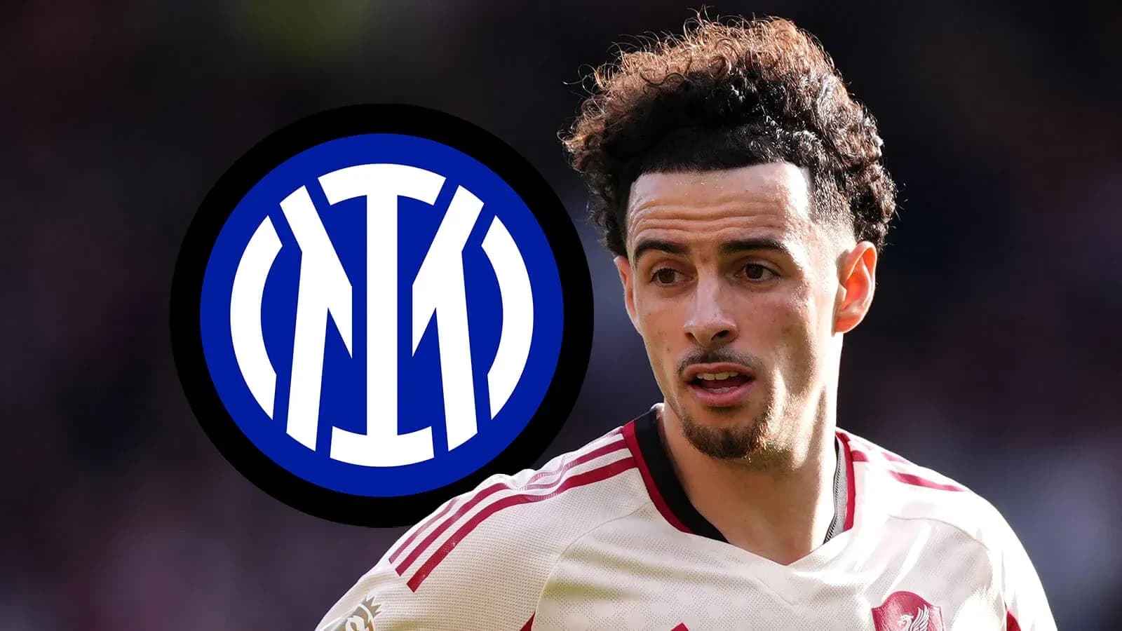 Jugador con camiseta de club frente al logo del Inter