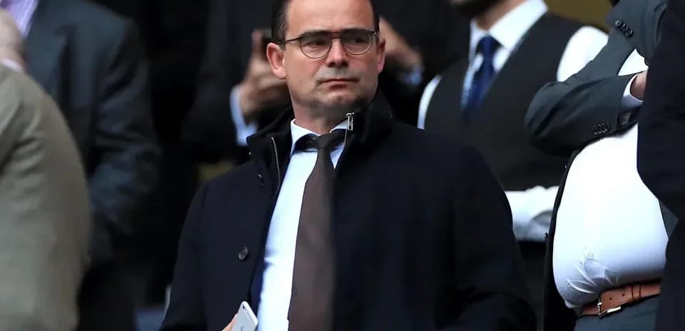 Hombre en traje observando desde un palco