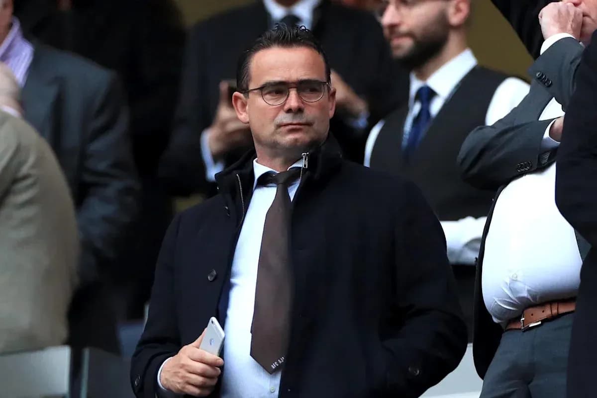Hombre en traje observando desde un palco