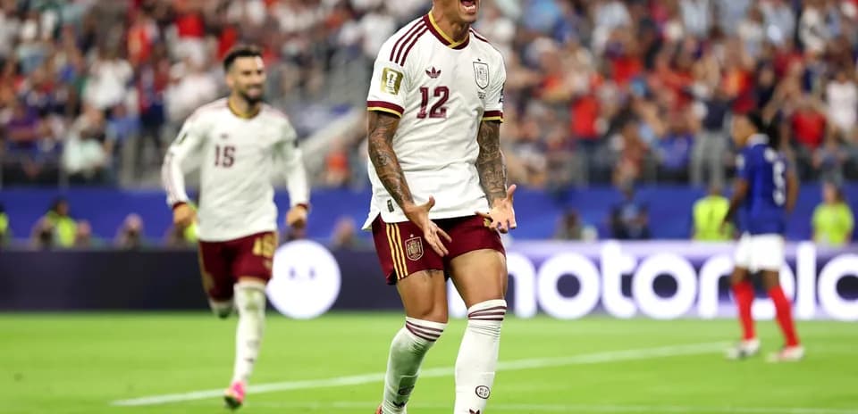 Jugador español celebra un gol en el partido