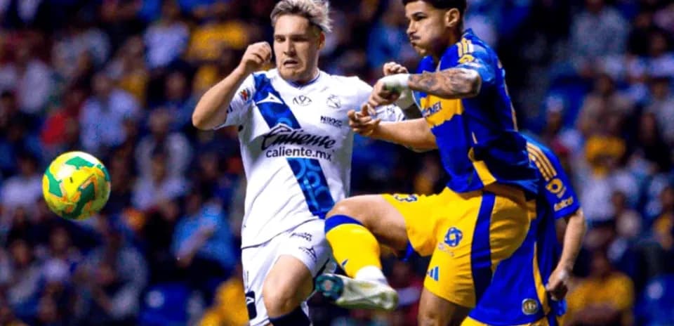 Jugadores de Tigres UANL y Puebla en acción