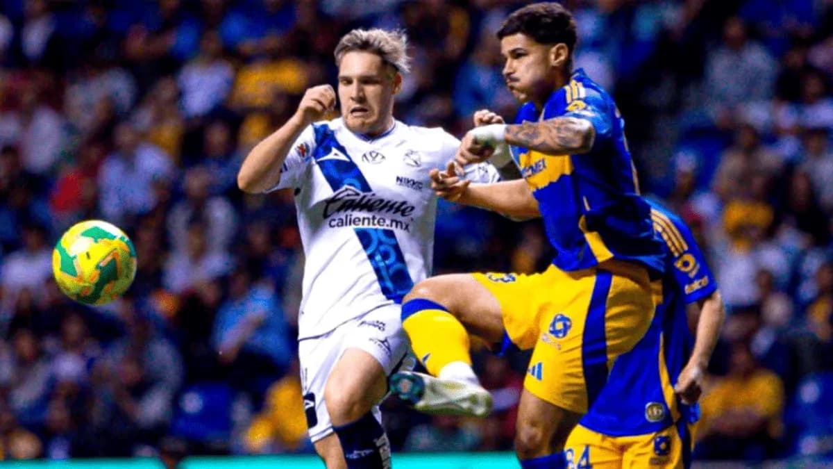 Jugadores de Tigres UANL y Puebla en acción