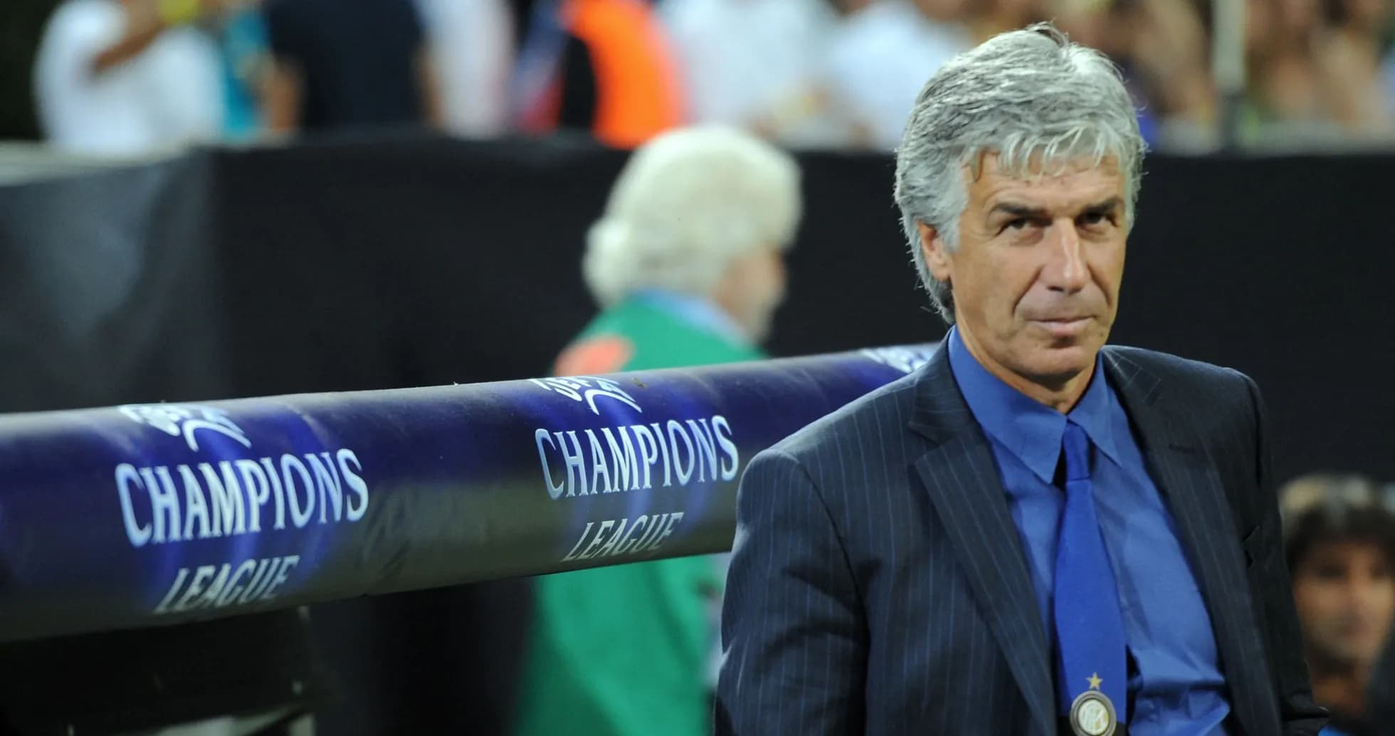 Entrenador sentado en el banquillo de Champions League