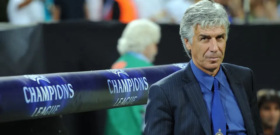 Entrenador sentado en el banquillo de Champions League
