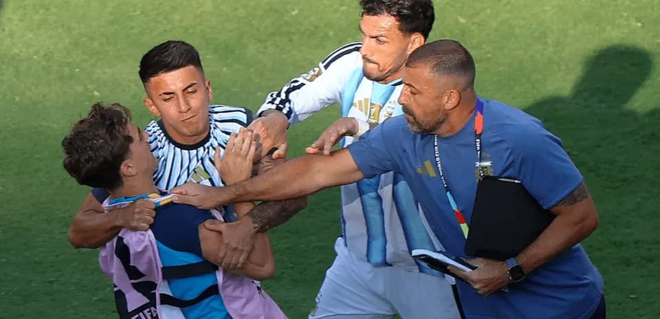 Jugadores y entrenador involucrados en una pelea