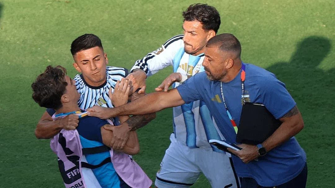 Jugadores y entrenador involucrados en una pelea
