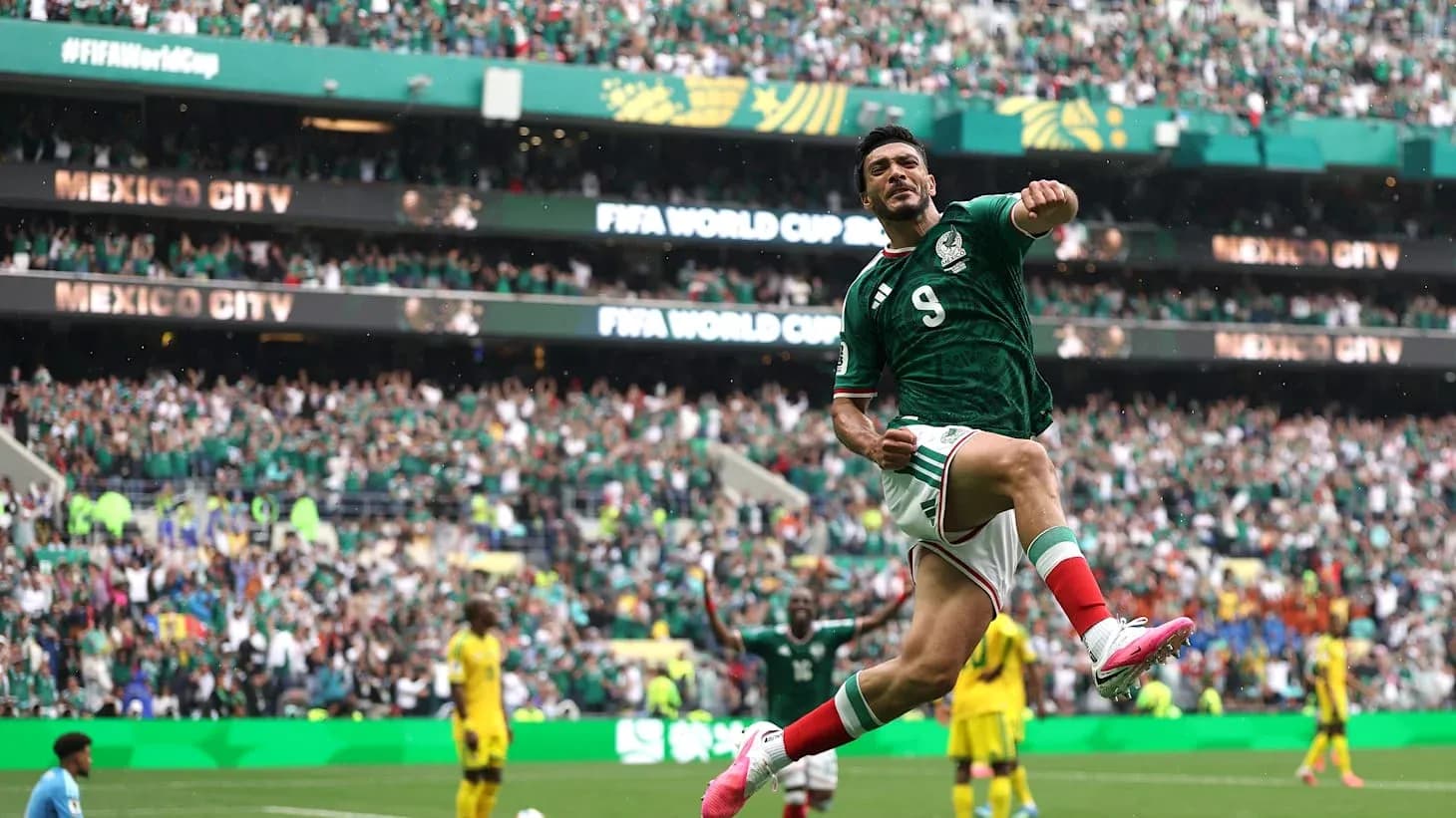 Jugador mexicano celebra un gol en el Mundial
