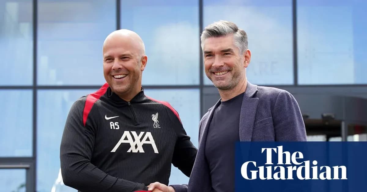 Dos hombres estrechando manos en el centro de entrenamiento