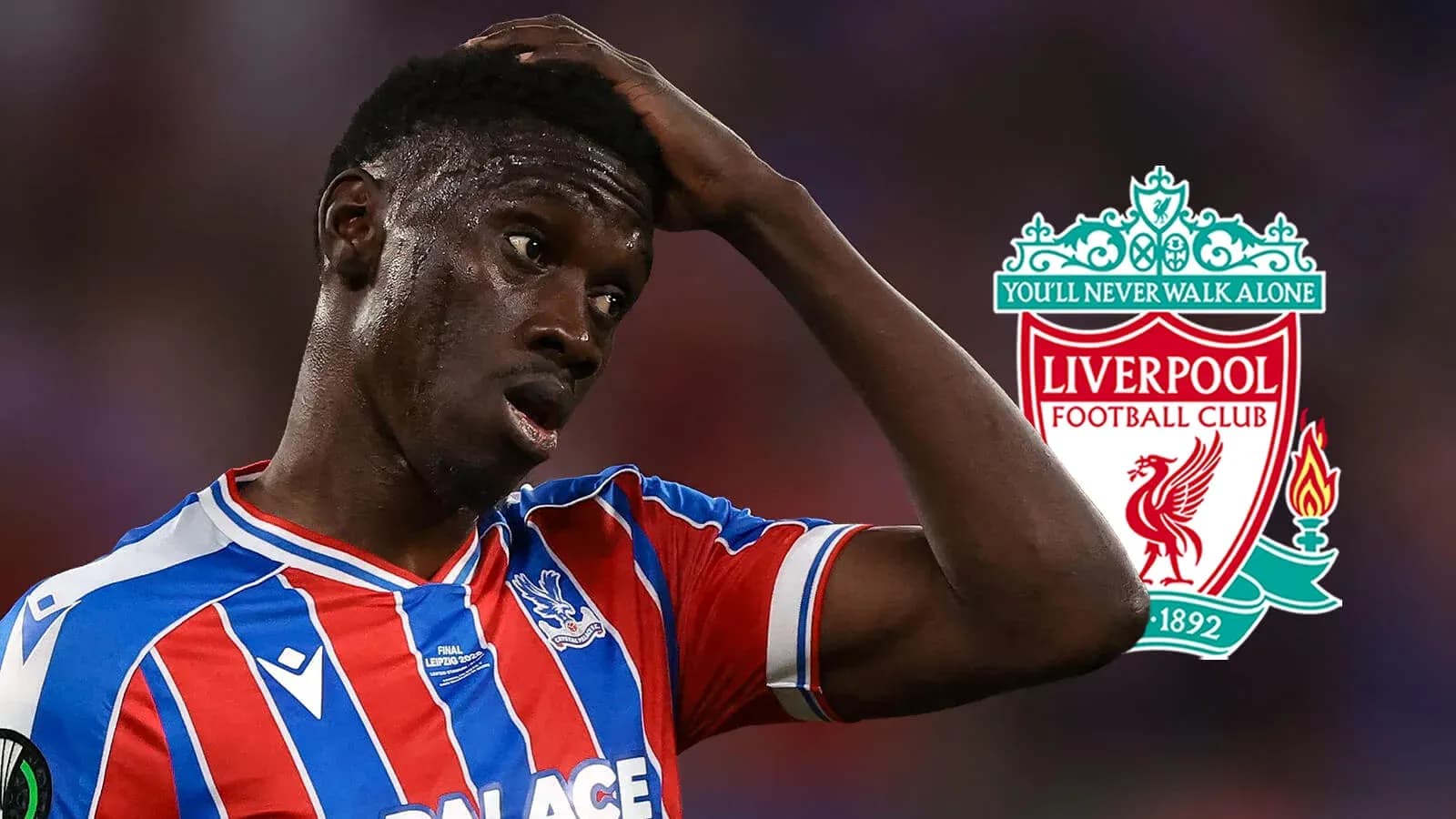 Jugador de Crystal Palace con camiseta rayada, preocupado