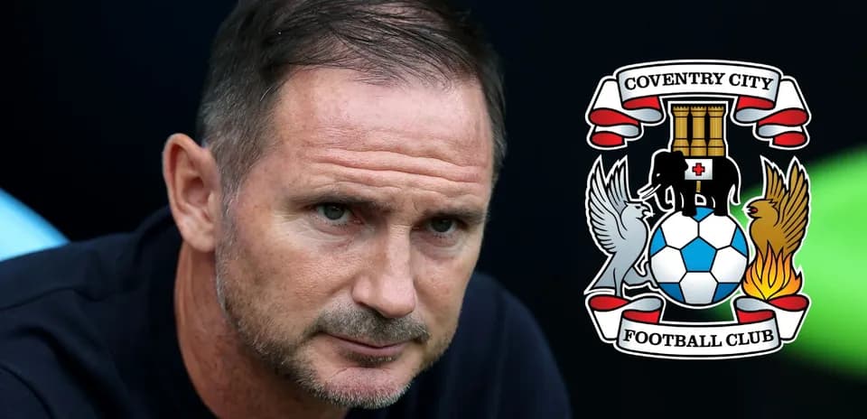 Entrenador de Coventry City en primer plano con escudo