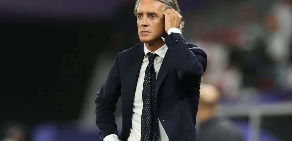 Entrenador observando el juego en el banquillo