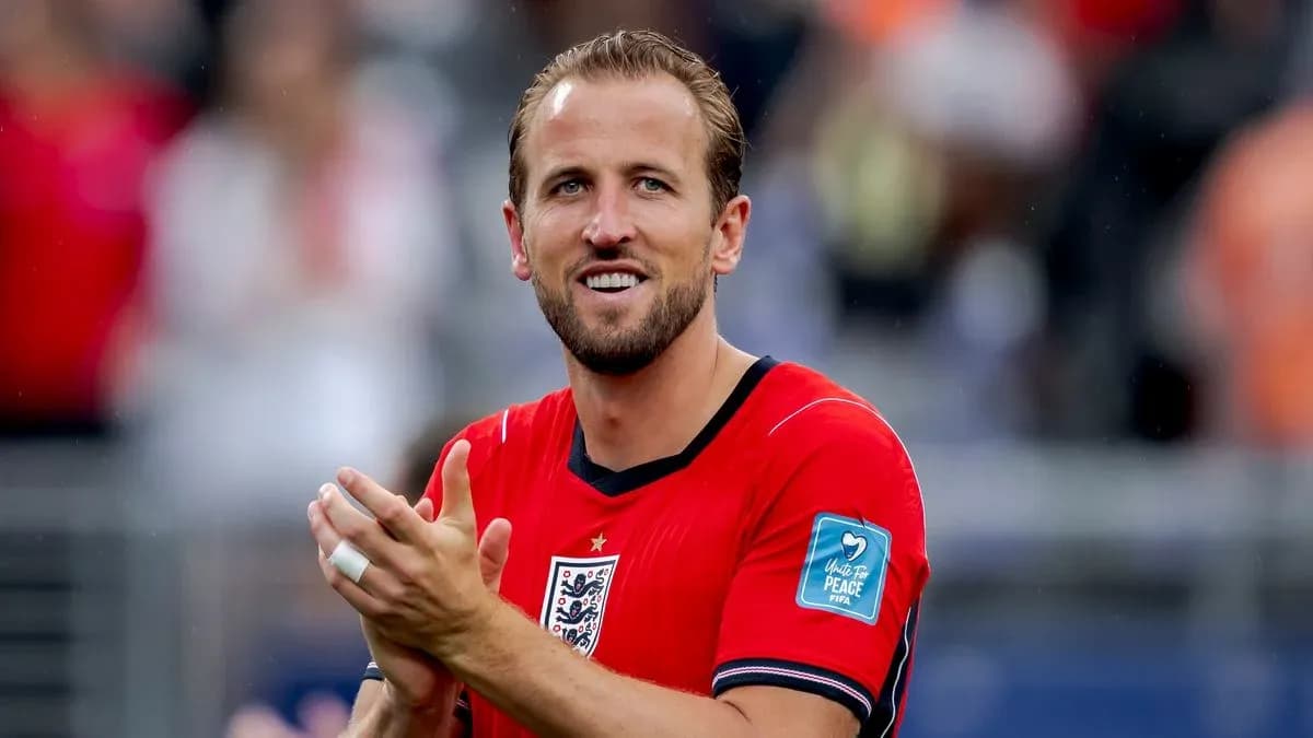 Jugador aplaudiendo en un partido de fútbol