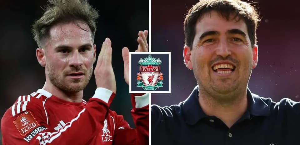 Dos jugadores de Liverpool, uno aplaudiendo