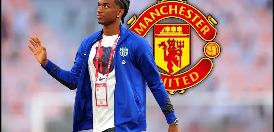 Jugador caminando con camiseta y chaqueta deportiva