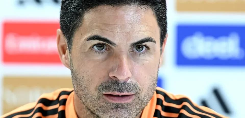 Entrenador en conferencia de prensa con fondo promocional