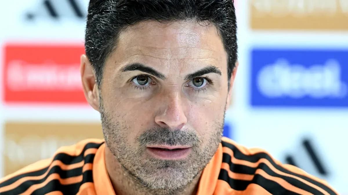 Entrenador en conferencia de prensa con fondo promocional