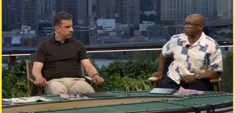 Analistas discutiendo en un set al aire libre