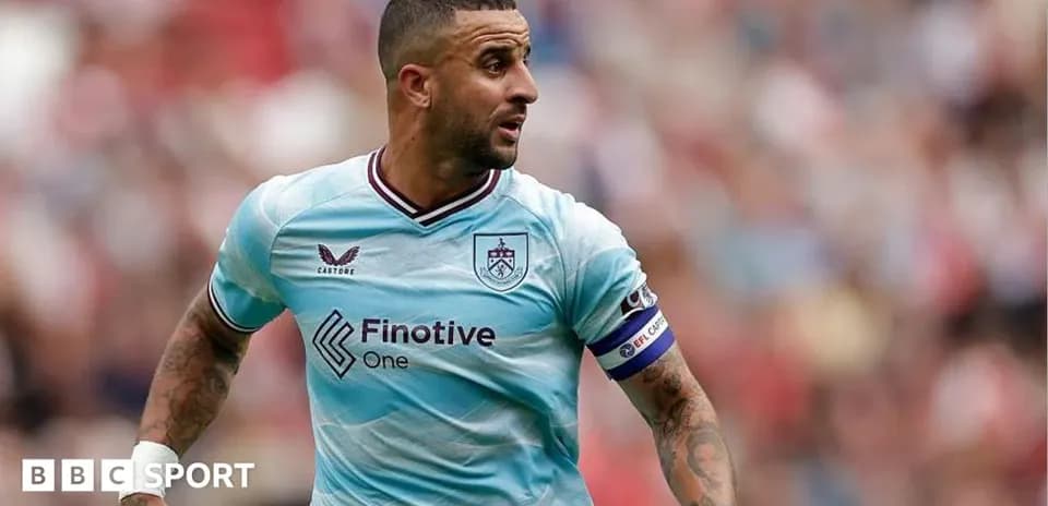 Jugador de Burnley corriendo en el campo de juego