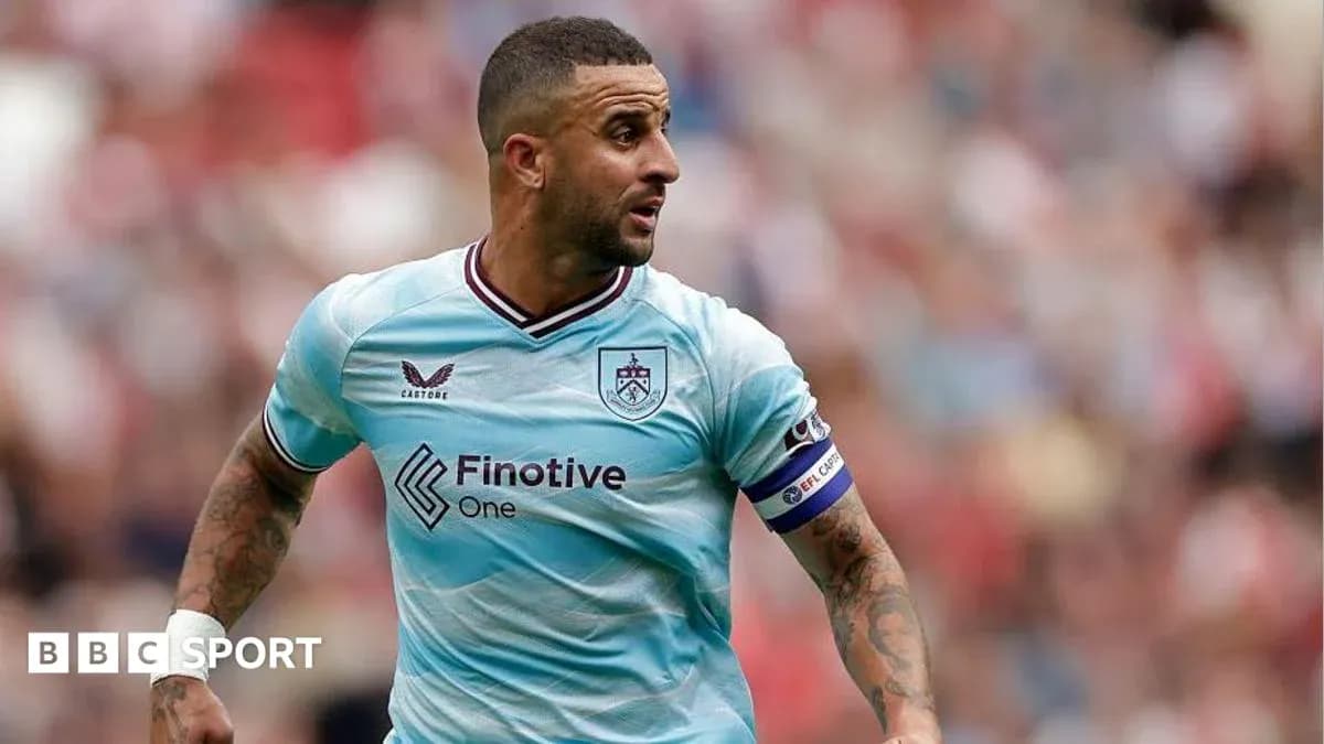 Jugador de Burnley corriendo en el campo de juego