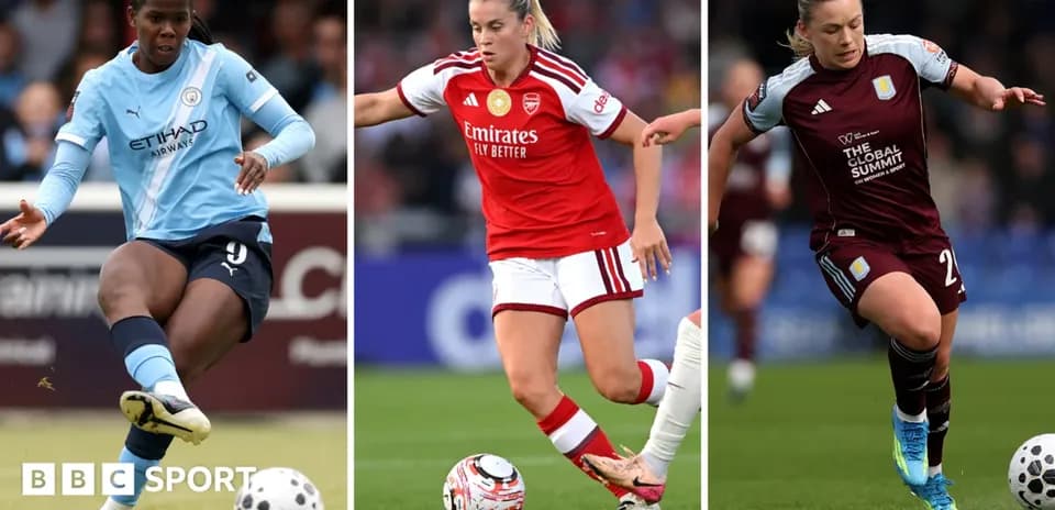 Tres jugadoras en acción durante un partido de fútbol