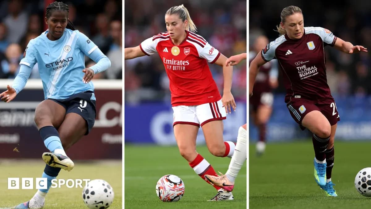 Tres jugadoras en acción durante un partido de fútbol