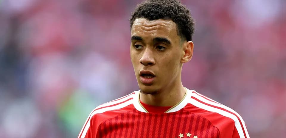 Jugador de Bayern Múnich en uniforme rojo durante partido