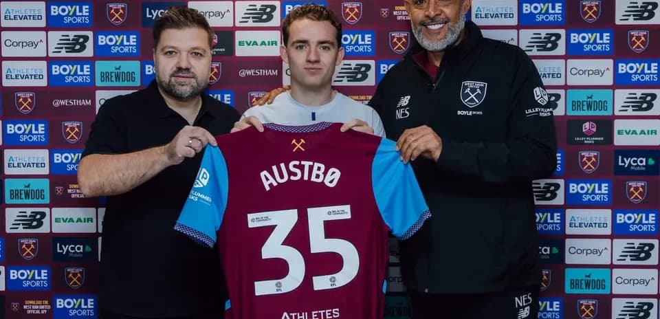 Jugador presenta camiseta de West Ham United en conferencia