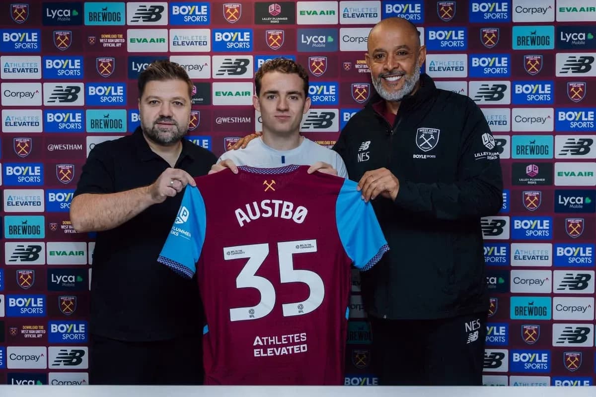 Jugador presenta camiseta de West Ham United en conferencia