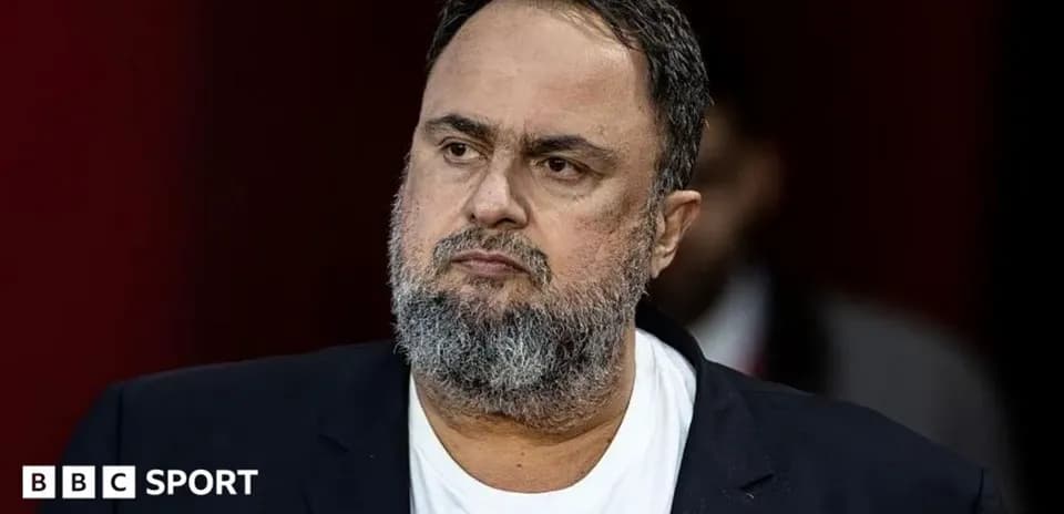 Hombre con barba en fondo oscuro durante evento