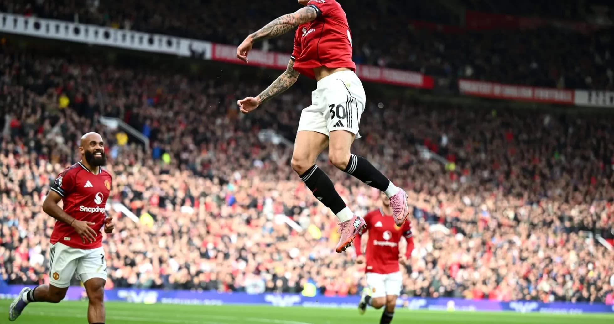 Jugador de Manchester United celebra un gol