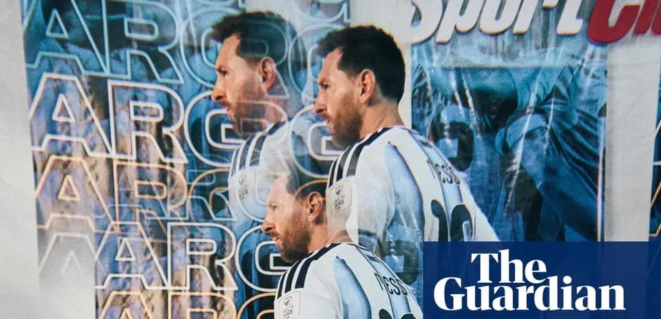 Jugador de fútbol con camiseta argentina en fondo gráfico