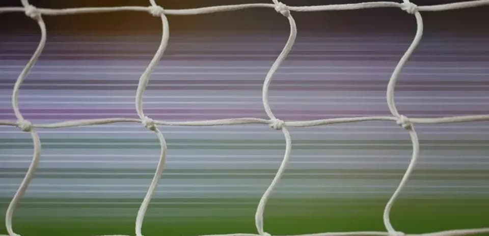 Red de una portería de fútbol desenfocada