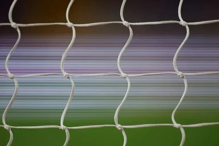 Red de una portería de fútbol desenfocada