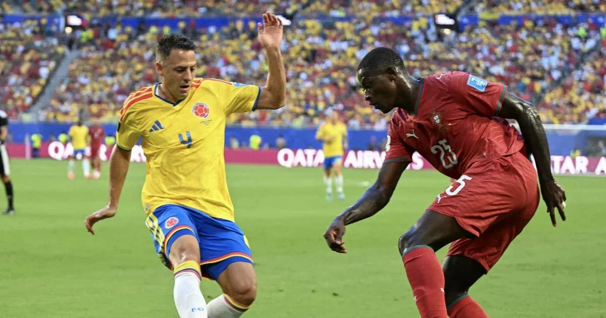 Jugadores de Colombia y Marruecos disputando el balón