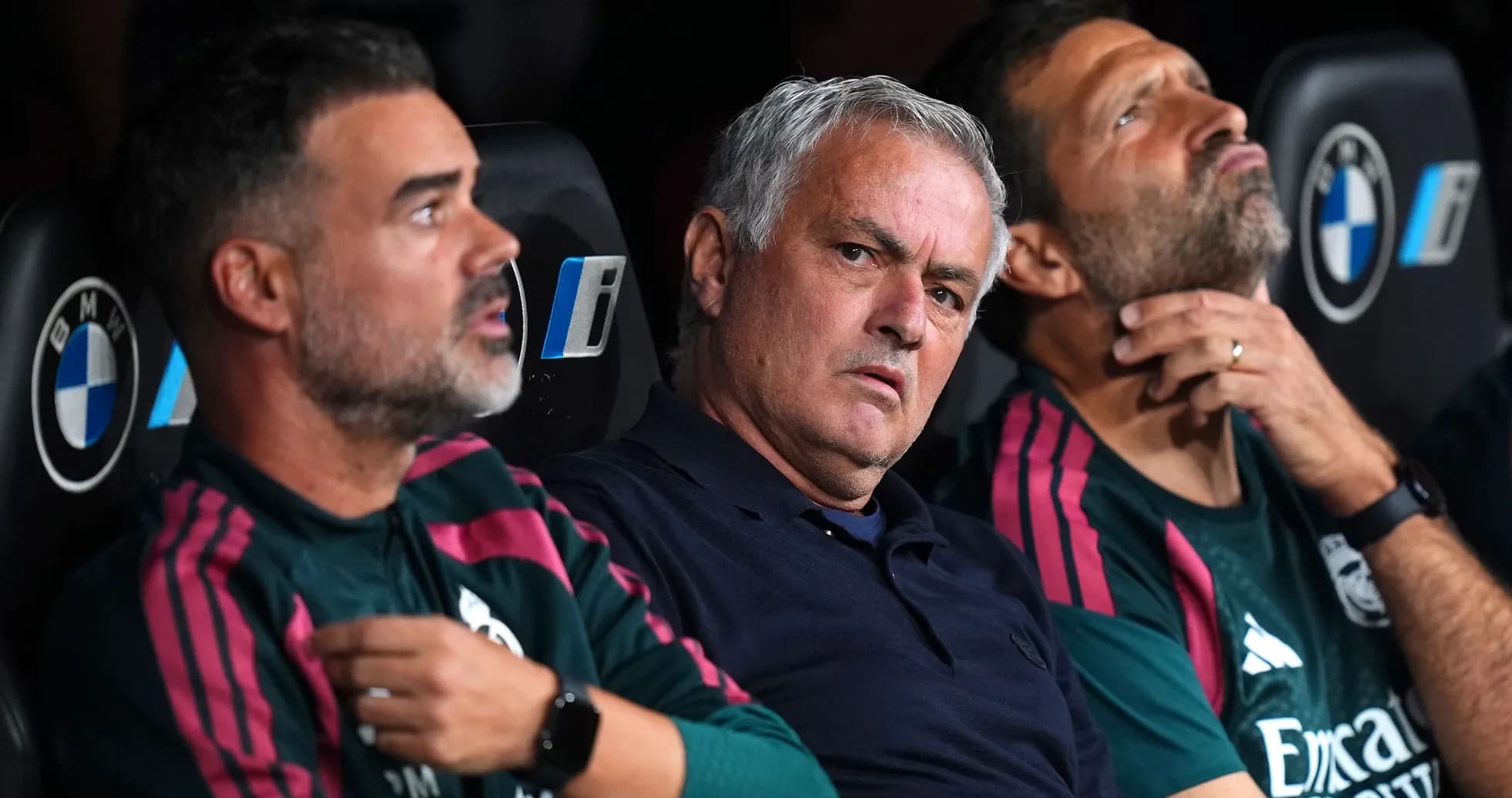 Entrenadores sentados en el banquillo durante el partido