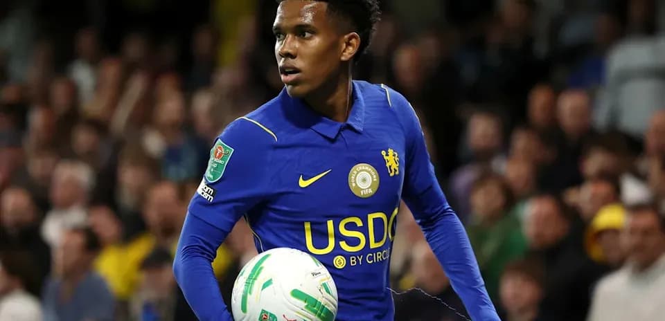 Jugador de Chelsea sosteniendo un balón durante el partido
