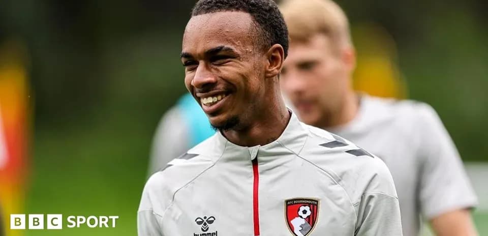 Jugador de Bournemouth sonriendo durante entrenamiento