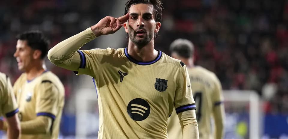 Jugador de Barcelona celebrando con gesto de saludo