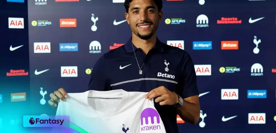 Jugador presentando camiseta de Tottenham en rueda de prensa
