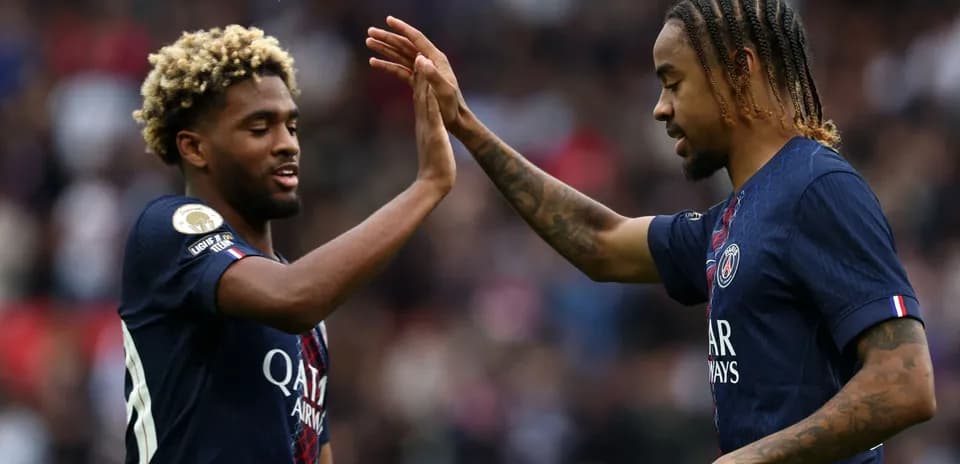 Jugadores de PSG celebrando durante un partido