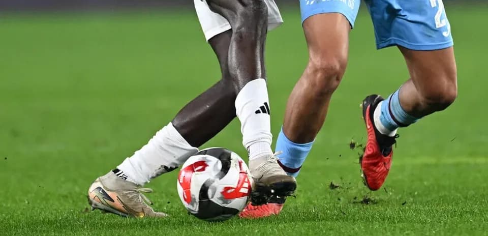 Dos jugadores luchando por el balón en el campo