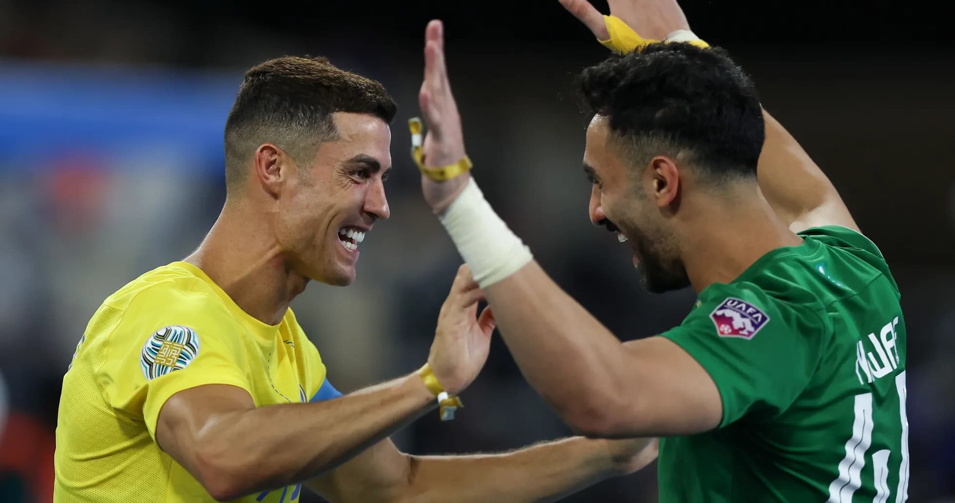 Jugadores celebrando tras un partido de fútbol