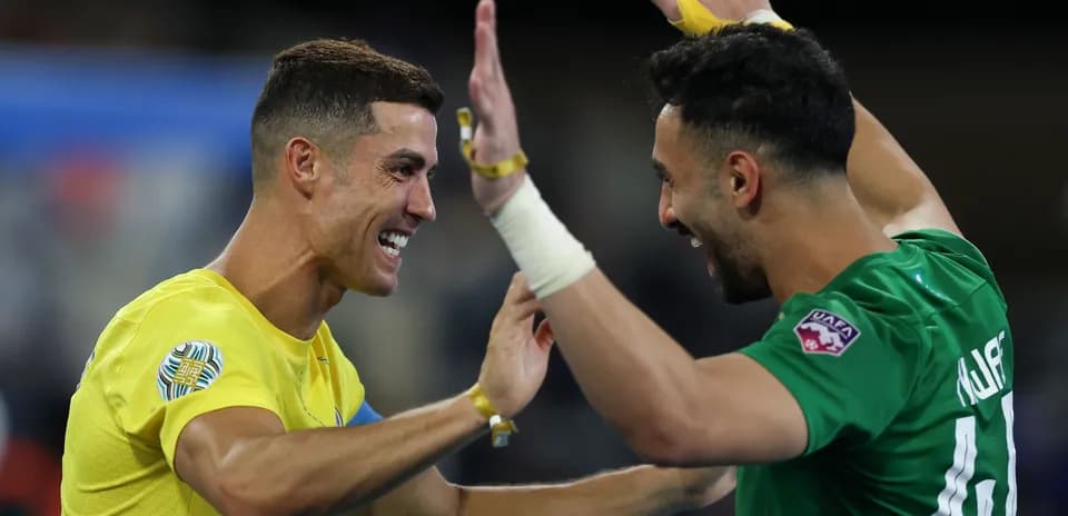 Jugadores celebrando tras un partido de fútbol