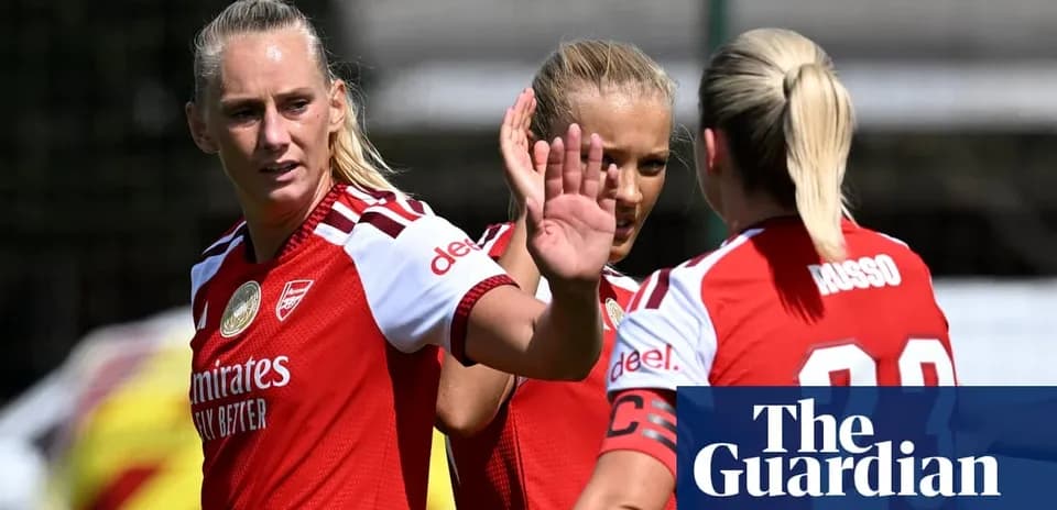 Jugadoras de Arsenal en entrenamiento posando juntas