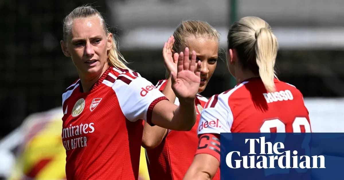 Jugadoras de Arsenal en entrenamiento posando juntas