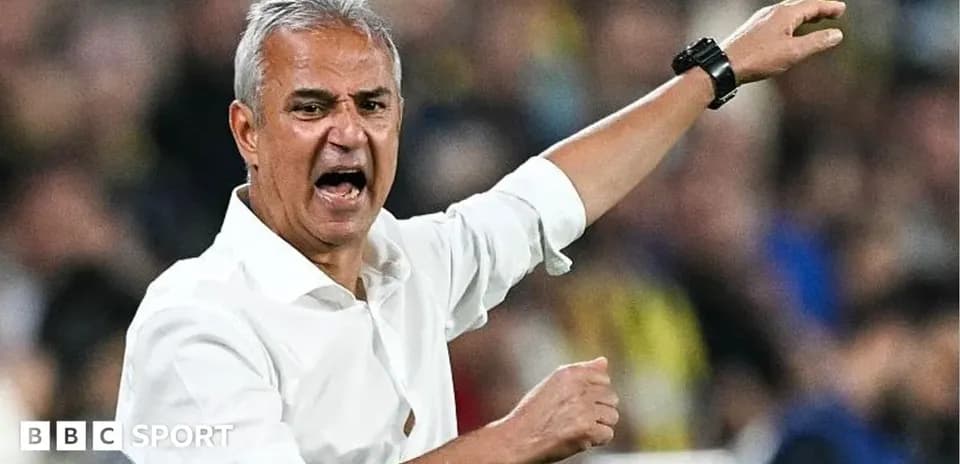 Entrenador dirigiendo a su equipo durante el partido