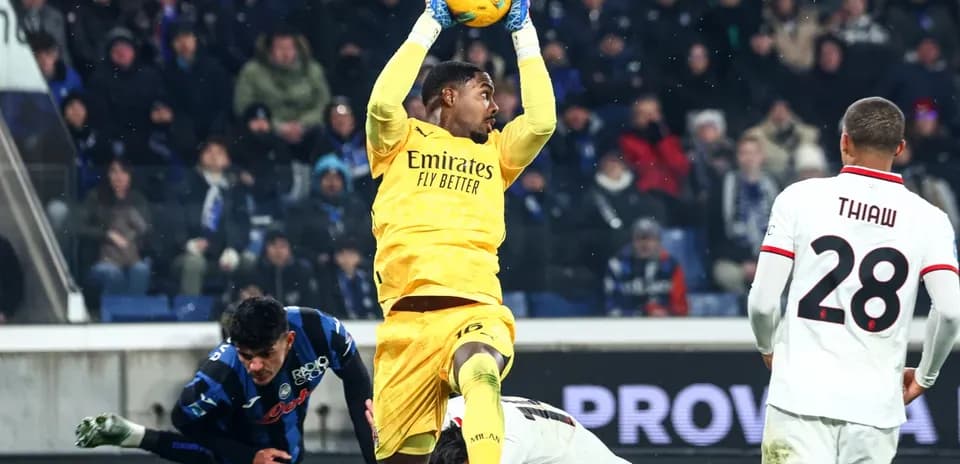 Portero atrapando el balón en el partido